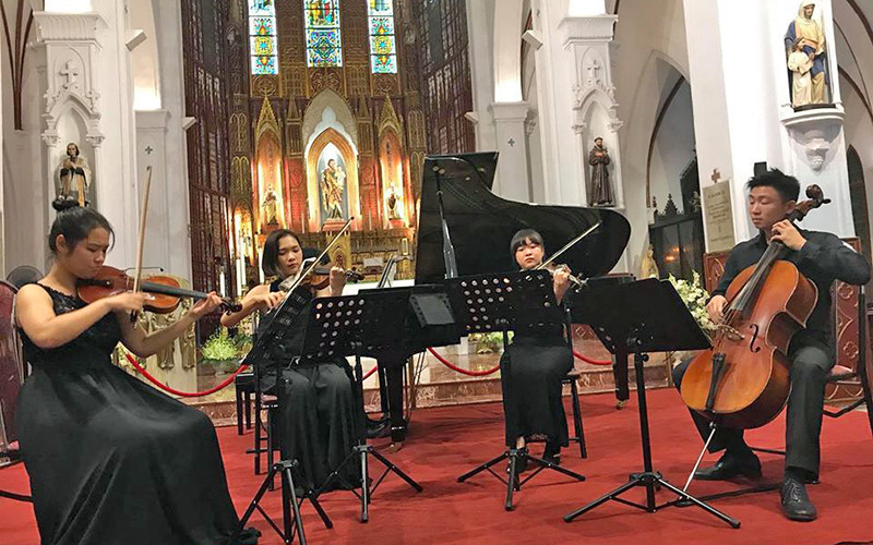 Nghệ sĩ Phan Ðỗ Phúc biểu diễn ở Nhà thờ lớn.