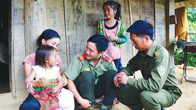 Công an huyện Ðiện Biên Ðông tuyên truyền cho người dân về phòng, chống tội phạm mua bán người. Nguồn: Báo DTPT