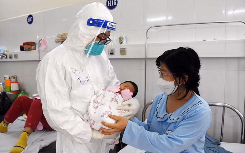 Theo dõi, chăm sóc trẻ có mẹ đang điều trị Covid-19 tại Bệnh viện Hòa Vang, TP Đà Nẵng. (Ảnh ANH ĐÀO)