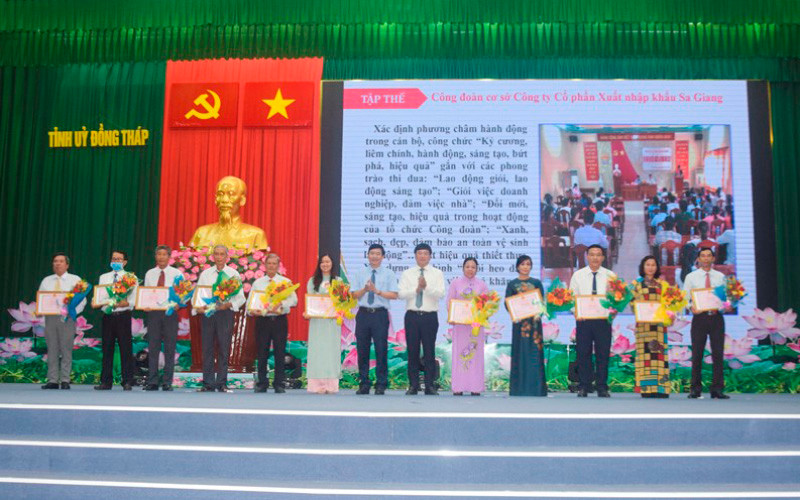 Lãnh đạo tỉnh tặng Bằng khen của UBND tỉnh cho các tập thể.