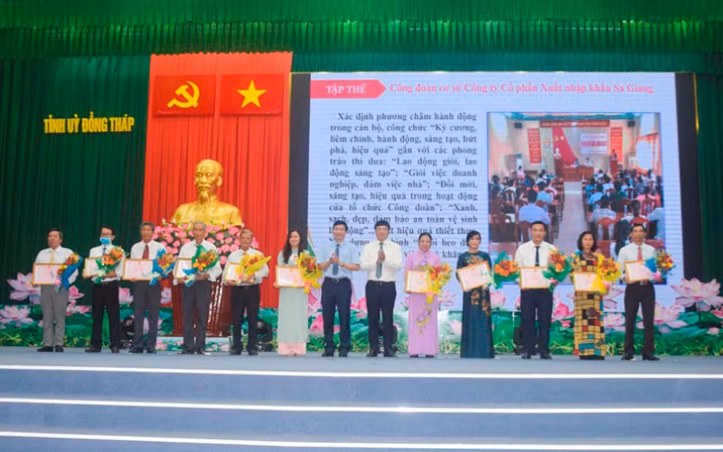 Lãnh đạo tỉnh tặng Bằng khen của UBND tỉnh cho các tập thể.