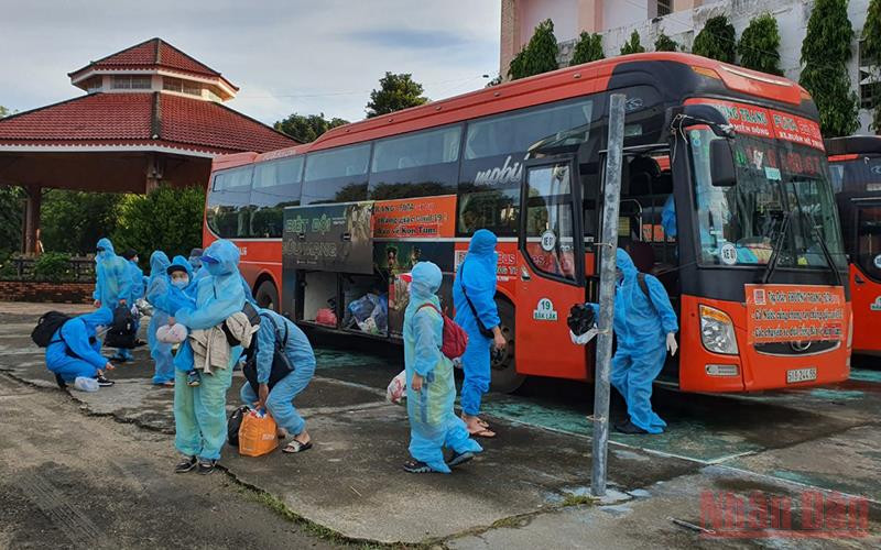 Công dân TP Kon Tum xuống xe tại khu vực cách ly ở Trường trung học Chuyên Nguyễn Tất Thành.