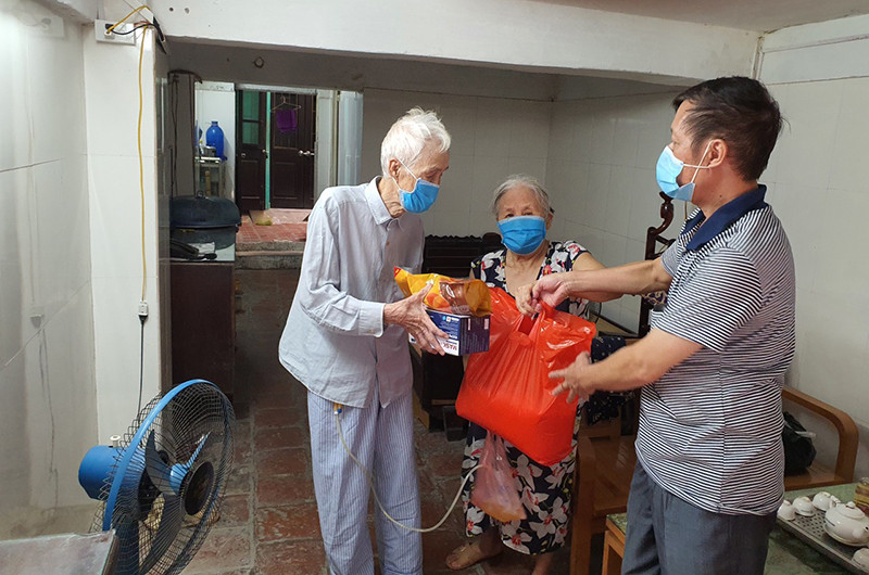 Tặng quà đảng viên cao tuổi có hoàn cảnh khó khăn trong thời điểm dịch Covid-19.