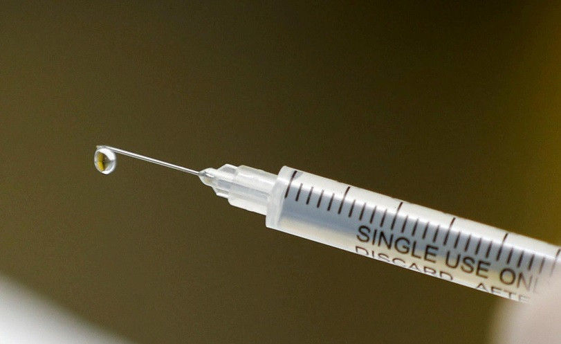 Một ống tiêm chứa vaccine Covid-19 thử nghiệm trước khi tiêm cho các tình nguyện viên tại Trung tâm Nghiên cứu Shandukani ở Johannesburg, Nam Phi ngày 27-8-2020. Ảnh: Reuters.