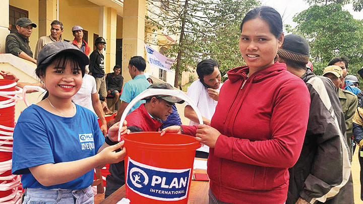 Em Hữu - thành viên Ban tham vấn thanh niên của Plan tham gia cứu trợ tại quê hương.