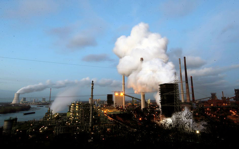 Nhiều nước đẩy nhanh nỗ lực giảm lượng khí thải. Ảnh: Reuters 