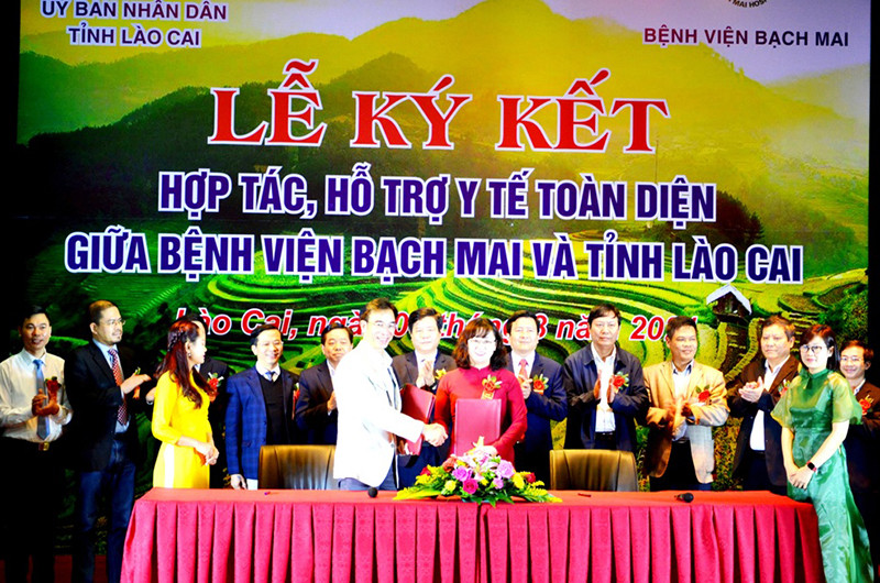Ký kết hợp tác, chuyển giao kỹ thuật, thiết bị y tế và đào tạo cán bộ y tế giữa UBND tỉnh Lào Cai và Bệnh viện Bạch Mai (Hà Nội).