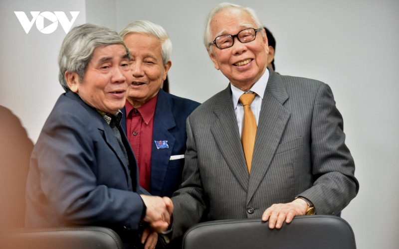 Nhà báo Phan Quang (bìa phải) cùng các nhà giáo, nhà báo lão thành. (Ảnh: VOV)