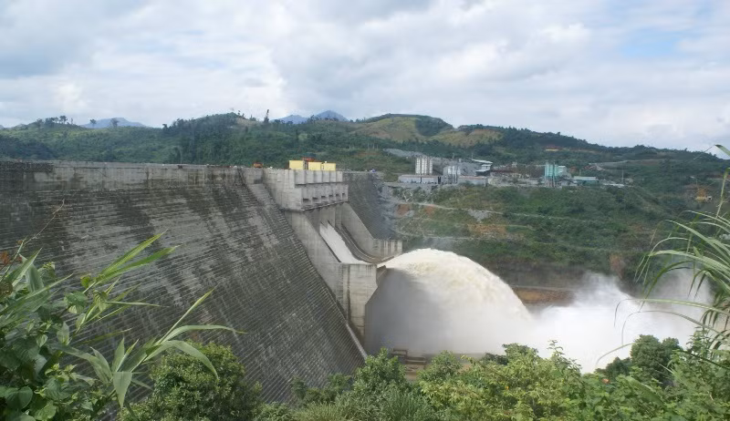 Hồ thủy điện Sông Tranh 2 điều tiết nước để giảm mực nước hồ.