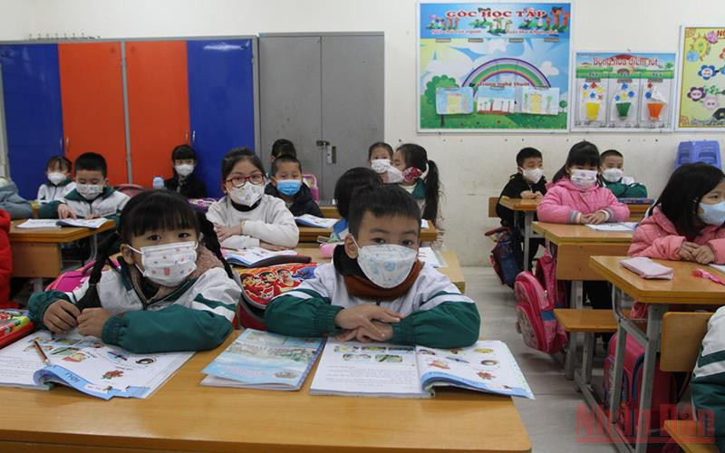 Từ ngày 6/4, tất cả học sinh tiểu học và lớp 6 tại Hà Nội sẽ quay trở lại trường học trực tiếp.