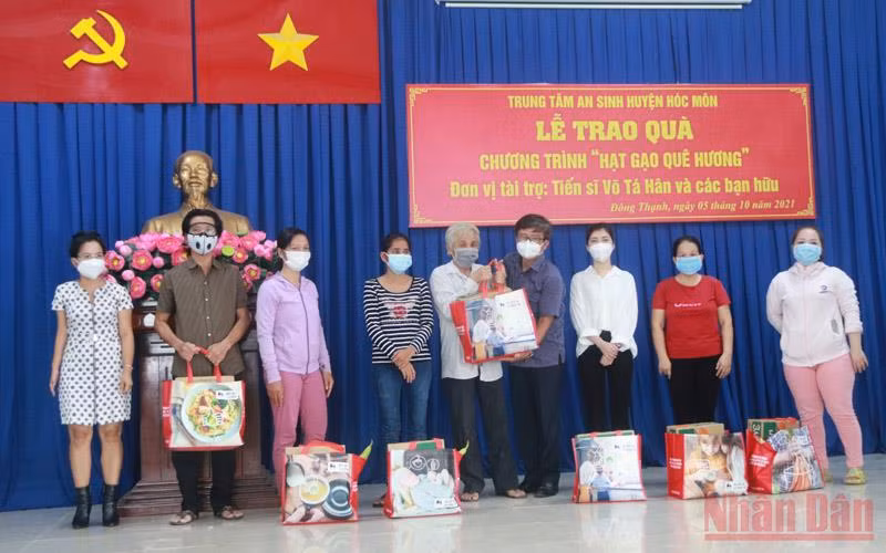 Chương trình “Hạt gạo quê hương” trao 200 phần quà cho người dân xã Đông Thạnh, huyện Hóc Môn.