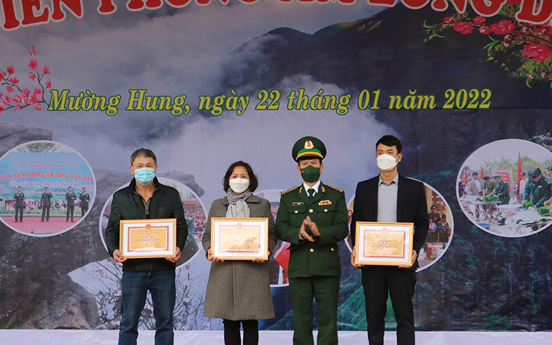 Bộ Chỉ huy Bộ đội Biên phòng tỉnh Sơn La tặng giấy khen cho các đơn vị, cá nhân đã đồng hành.
