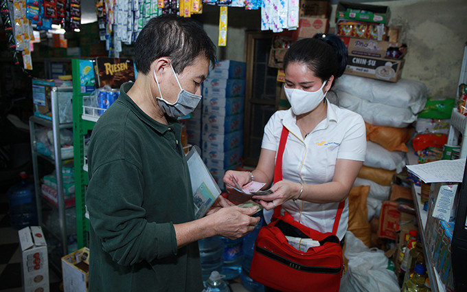 Nhân viên ty Bưu điện Việt Nam trả lương hưu tại nhà vào tháng 4 năm 2020 (Ảnh minh họa: VNPost).