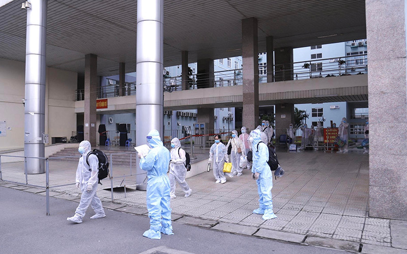 Tất cả người bệnh và người nhà di chuyển sáng nay đều có sức khỏe ổn định và đã được xét nghiệm RT-PCR cho kết quả âm tính Covid-19.