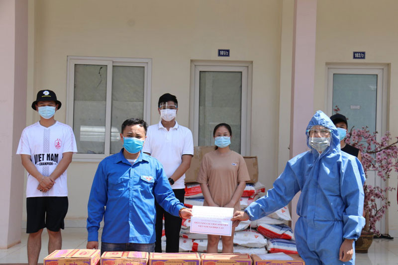 Đồng chí Trần Đại Thắng (phải) trao hỗ trợ cho đại diện Đoàn lưu học sinh Việt Nam tại Trường Đại học Quốc gia Lào, chiều 4-5. 