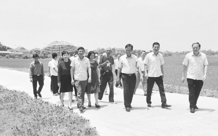 Lãnh đạo tỉnh Bắc Giang và huyện Hiệp Hòa kiểm tra việc triển khai làm đường giao thông nông thôn mới tại xã Quang Minh.