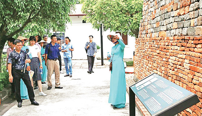 Khách du lịch tham quan Hoàng thành Thăng Long.