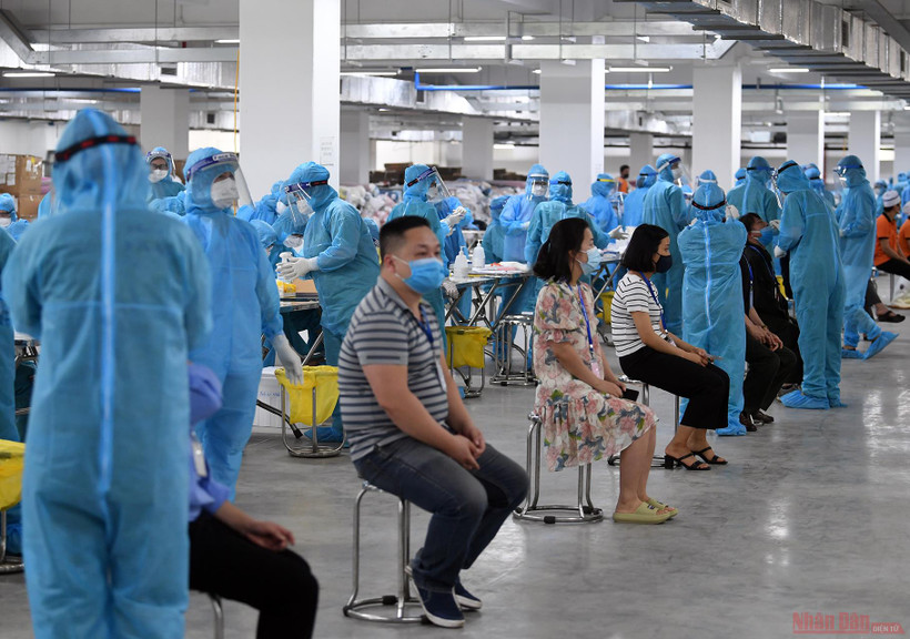 Lấy mẫu xét nghiệm Covid-19. Ảnh: DUY LINH