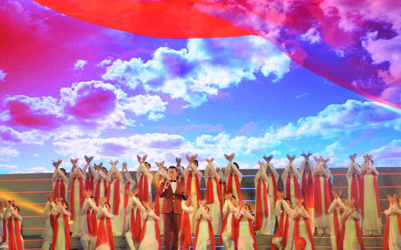 NSND Tạ Minh Tâm thể hiện ca khúc Lá cờ Đảng (Sáng tác của Văn An)