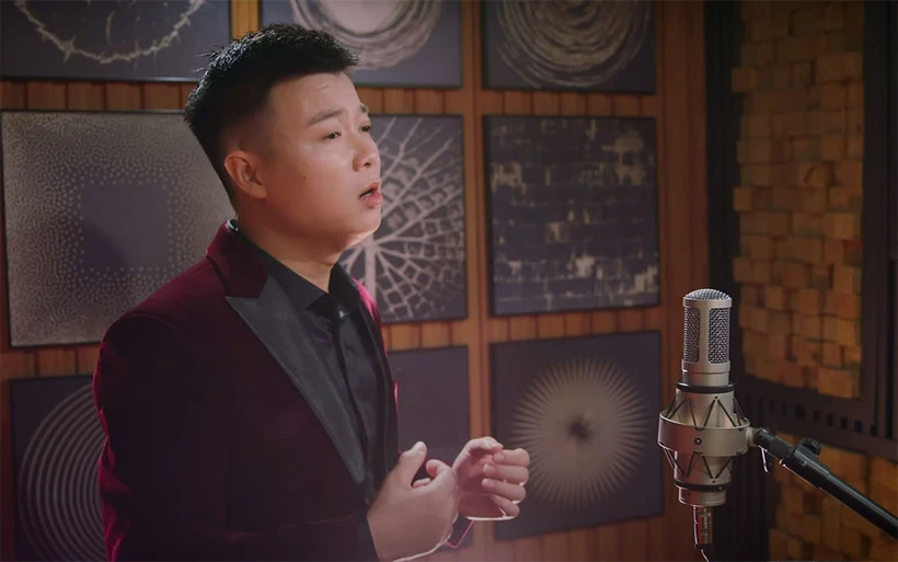 Ca sĩ Vũ Thắng Lợi trình bày ca khúc trong MV.