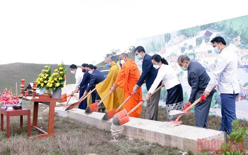 Các đại biểu tham gia lễ động thổ.
