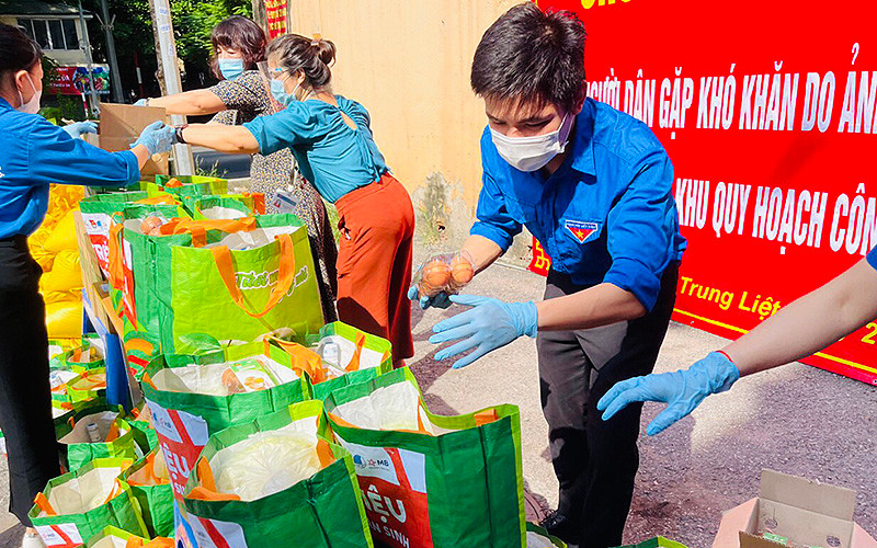 Đoàn viên, thanh niên tình nguyện sắp xếp, vận chuyển các “Túi an sinh” đi trao tặng người dân có hoàn cảnh khó khăn trong đại dịch.