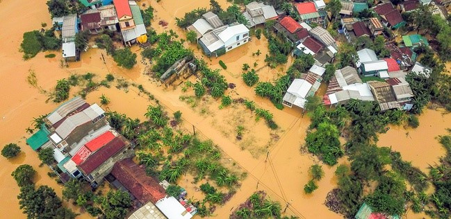 Mưa lũ gây ngập lụt ở miền trung. 