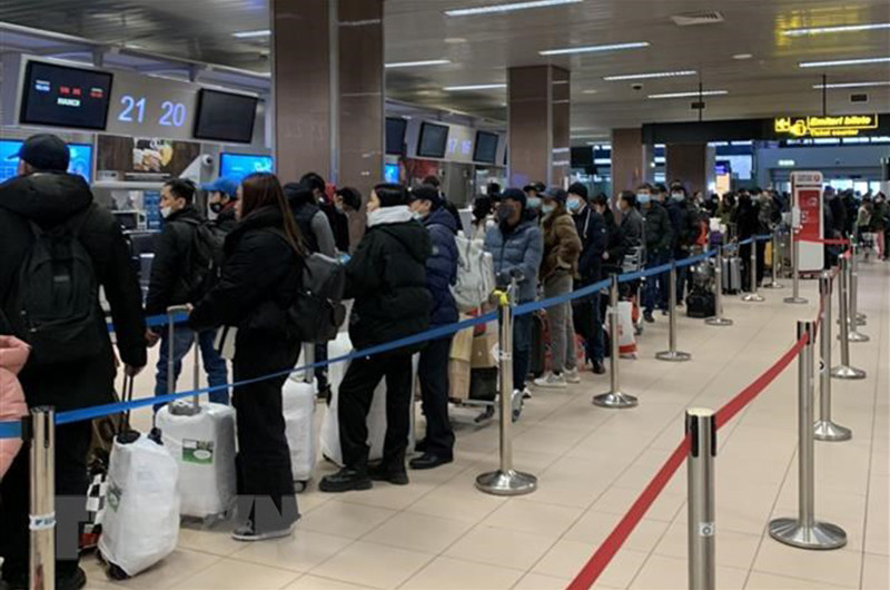 Bà con chuẩn bị làm thủ tục xuất cảnh. (Ảnh minh họa: Mạnh Hùng/TTXVN)