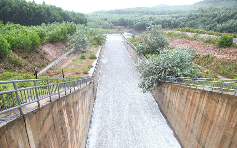 Tính đến sáng 13/10, các đơn vị quản lý, vận hành đã xả tràn 5 hồ thủy lợi ở Hà Tĩnh.