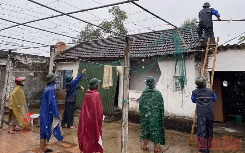 Xã Xuân Liên (Nghi Xuân) huy động lực lượng hỗ trợ các hộ gia đình neo đơn chằng chống nhà cửa. 