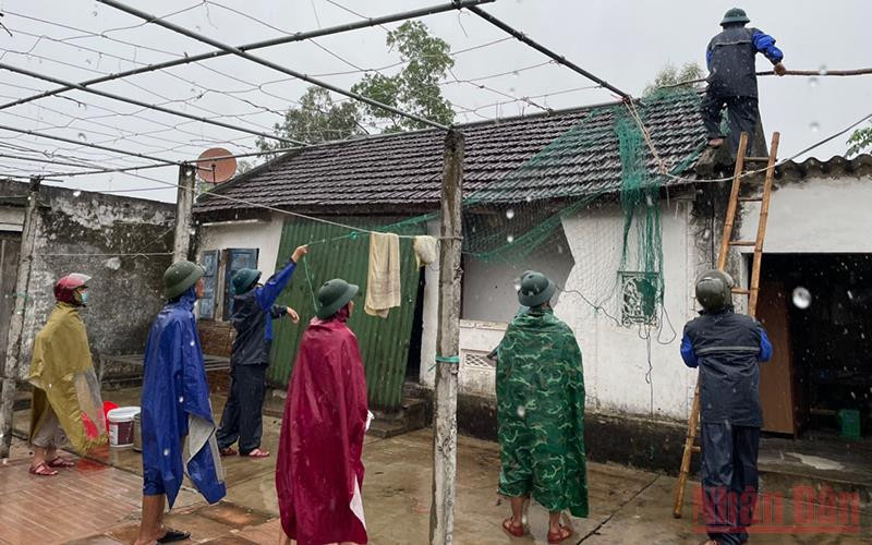 Xã Xuân Liên (Nghi Xuân) huy động lực lượng hỗ trợ các hộ gia đình neo đơn chằng chống nhà cửa. 