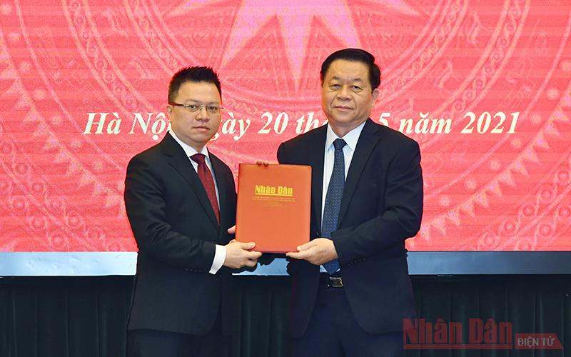 Trưởng Ban Tuyên giáo Trung ương Nguyễn Trọng Nghĩa trao Quyết định của Bộ Chính trị phân công đồng chí Lê Quốc Minh giữ chức vụ Tổng Biên tập Báo Nhân Dân. Ảnh: Duy Linh