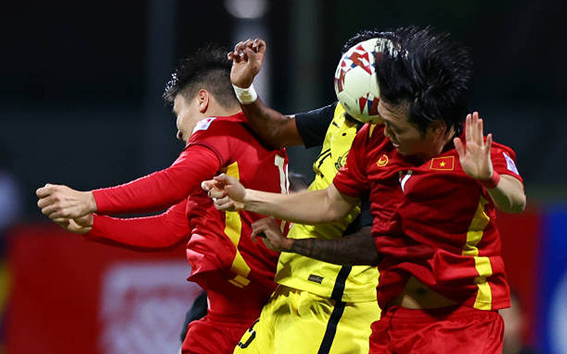 Cầu thủ Tuấn Anh (phải) chơi hay nhất trong trận thắng 3-0 của đội tuyển Việt Nam. Ảnh GETTY IMAGES