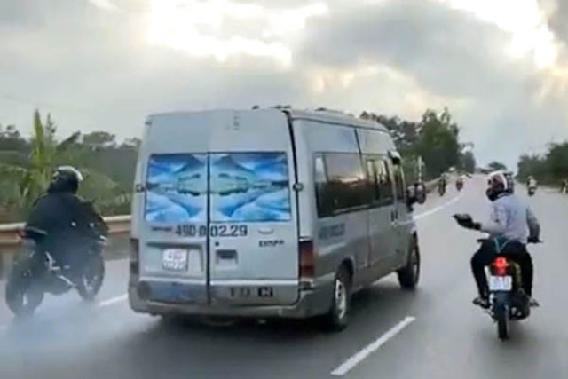 Nhóm “phượt thủ” bám đuổi và ném đá ô-tô. (Ảnh cắt từ clip)