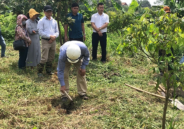 PGS. TS Bùi Văn Liên làm thủ tục động thổ, khởi công dự án khai quật.