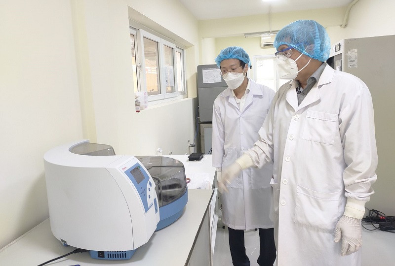 Thứ trưởng Nguyễn Trường Sơn kiểm tra hệ thống xét nghiệm tại Viện Pasteur TP Hồ Chí Minh. (Ảnh: KHÔI NGUYỄN)