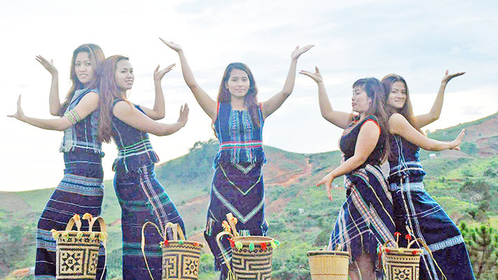 Thiếu nữ Kơ Ho dưới chân núi Lang Bian.