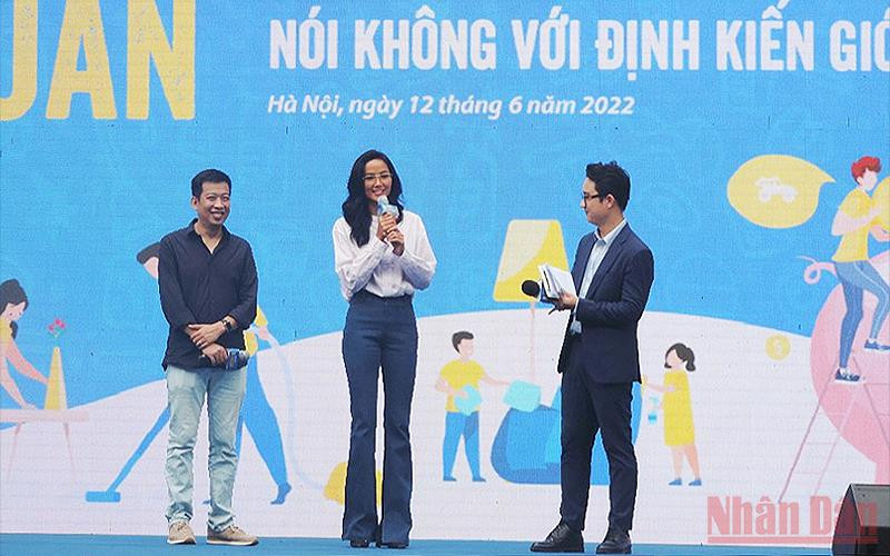 Từ trái qua: Nhà văn, nhà báo Hoàng Anh Tú và Hoa hậu H’hen Niê chia sẻ ý kiến về bình đẳng giới tại buổi lễ.