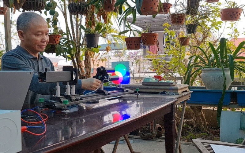 Thầy Mai Văn Túc đã dày công sáng chế hàng trăm thiết bị thí nghiệm, với mong muốn giúp nhọc trò cảm nhận vẻ đẹp của môn học và kích thích óc tò mò cùng khả năng sáng tạo tiềm ẩn của từng em. 