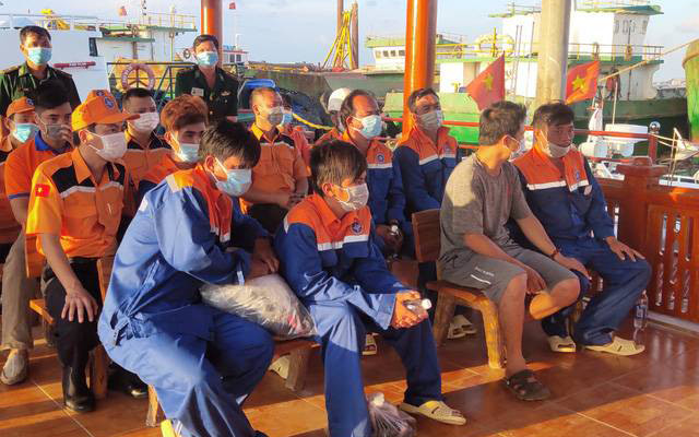 Sáu thuyền viên được đưa về bờ an toàn. 