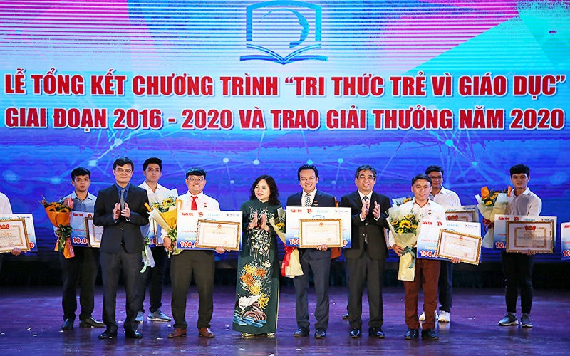 Đại diện lãnh đạo các bộ, ngành trao giải đặc biệt tặng ba công trình, sáng kiến xuất sắc nhất Chương trình.