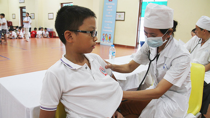 Khám sức khỏe định kỳ cho học sinh. 