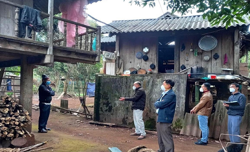 Lãnh đạo Sở Y tế Điện Biên kiểm tra công tác chống dịch ở Tủa Chùa. (Ảnh: CDC Điện Biên)