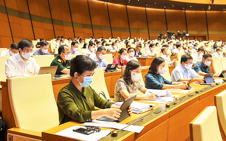 Các đại biểu Quốc hội dự phiên họp toàn thể tại hội trường. Ảnh: QUANG HOÀNG 