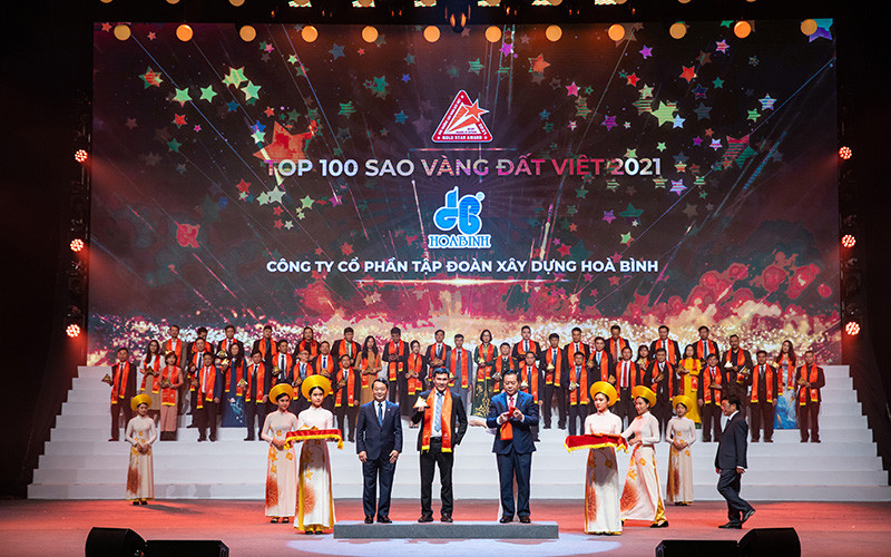 Ông Nguyễn Hùng Cường, Phó Tổng Giám đốc đại diện Hòa Bình nhận danh hiệu Top 100 Sao Vàng đất Việt. 