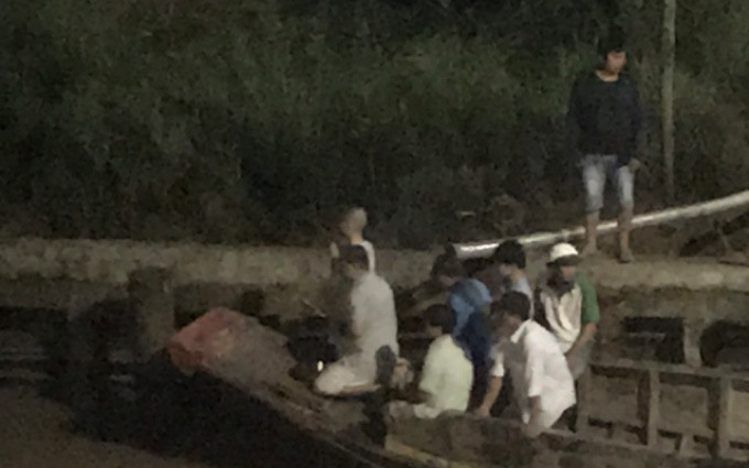 Lực lượng chức năng tìm kiếm hai người mất tích ngay trong đêm. (Ảnh: Cơ quan công an cung cấp).