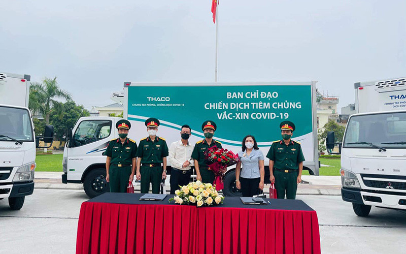 PGS, TS Dương Thị Hồng, Phó Viện trưởng Viện Vệ sinh dịch tễ Trung ương chứng kiến buổi bàn giao xe lạnh chuyên dụng vận chuyển vaccine cho Quân khu 3.