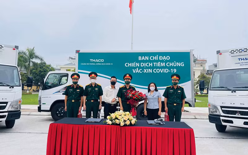 PGS, TS Dương Thị Hồng, Phó Viện trưởng Viện Vệ sinh dịch tễ Trung ương chứng kiến buổi bàn giao xe lạnh chuyên dụng vận chuyển vaccine cho Quân khu 3.