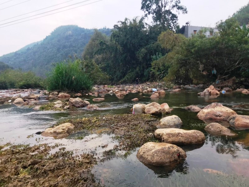Một khúc sông Cầu, đoạn qua huyện Chợ Mới cạn trơ đá khi thủy điện tích nước. (Ảnh chụp ngày 23-2)