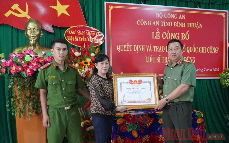 Gia đình Liệt sĩ Trần Văn Dũng (vợ và con trai bên trái) nhận Bằng “Tổ quốc ghi công”.